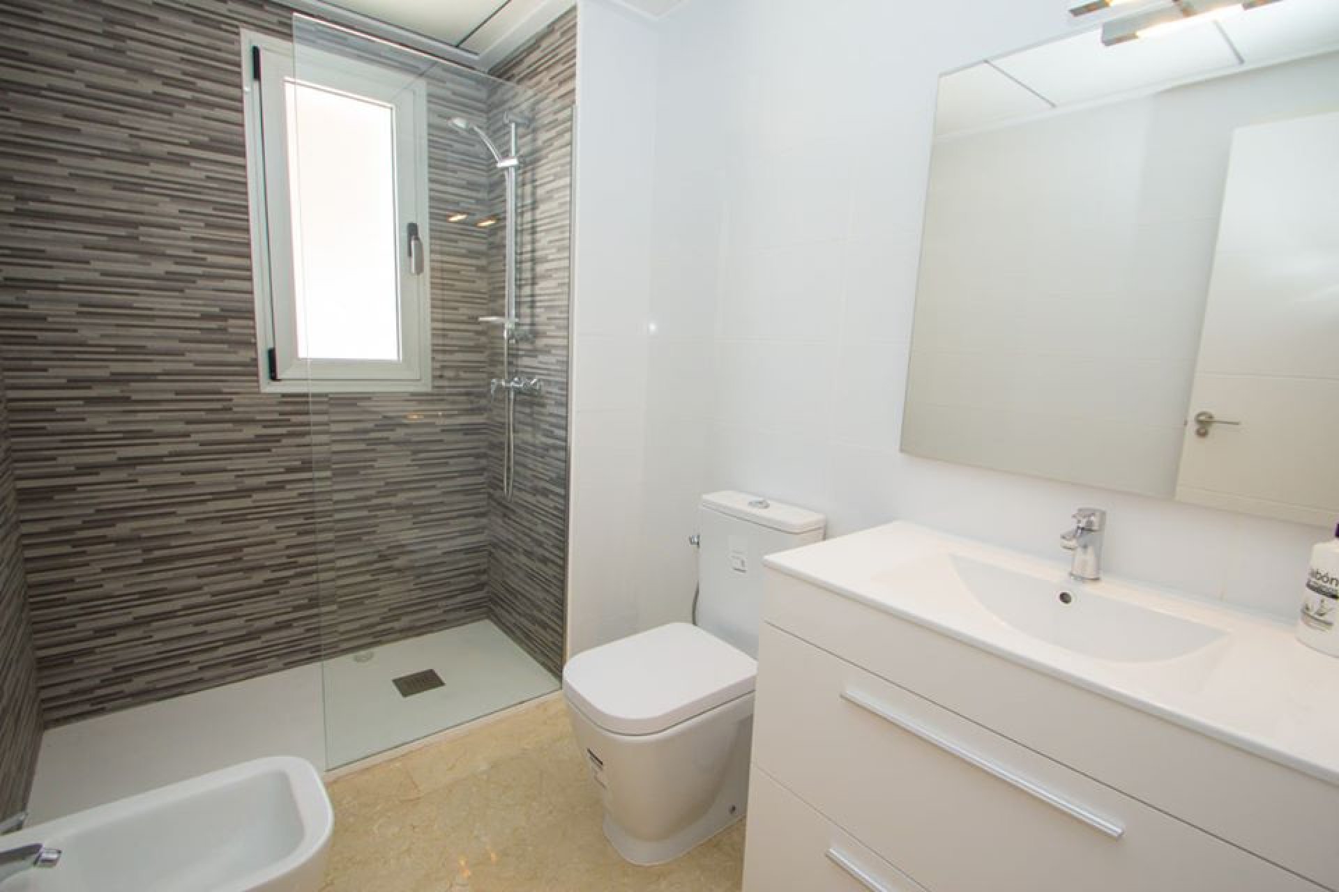 Obra nueva - Apartamento -
Res. Las Filipinas