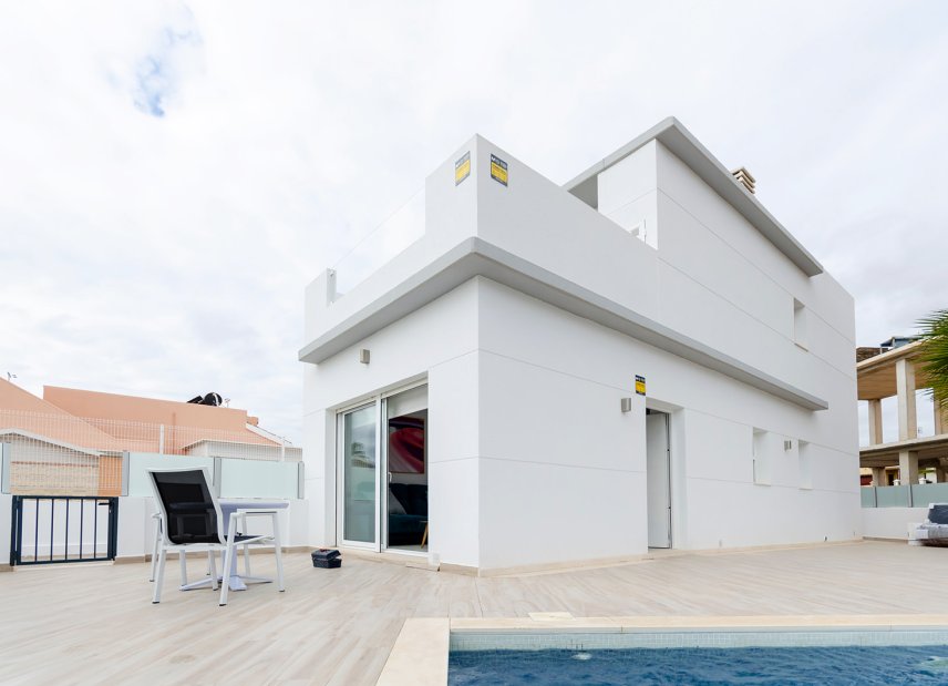 Obra nueva - Villa -
Torrevieja