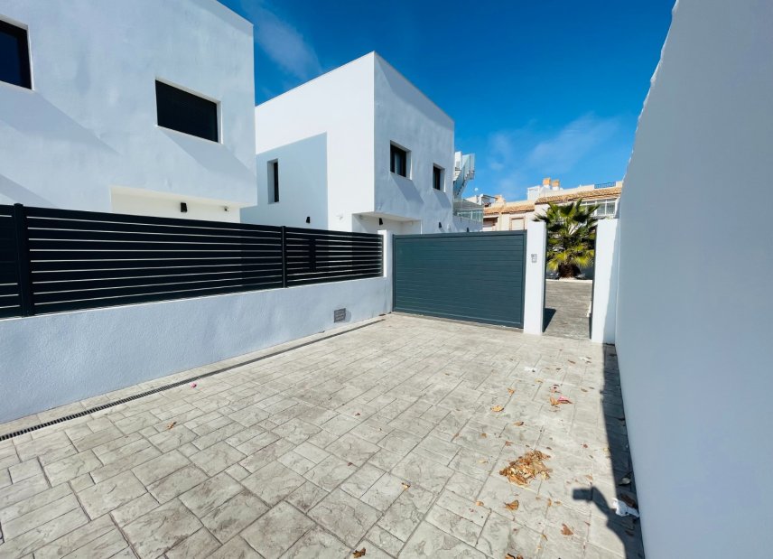 Obra nueva - Villa -
Torrevieja