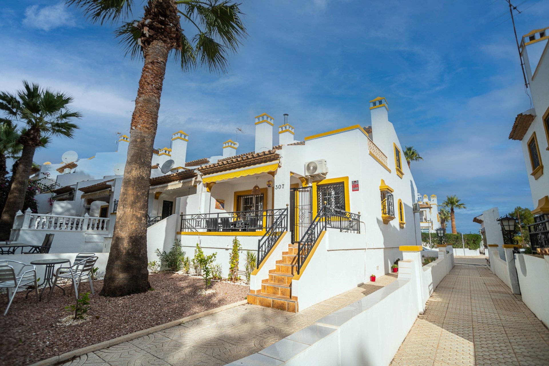 Resale - Villa -
Orihuela Costa - Villamartín