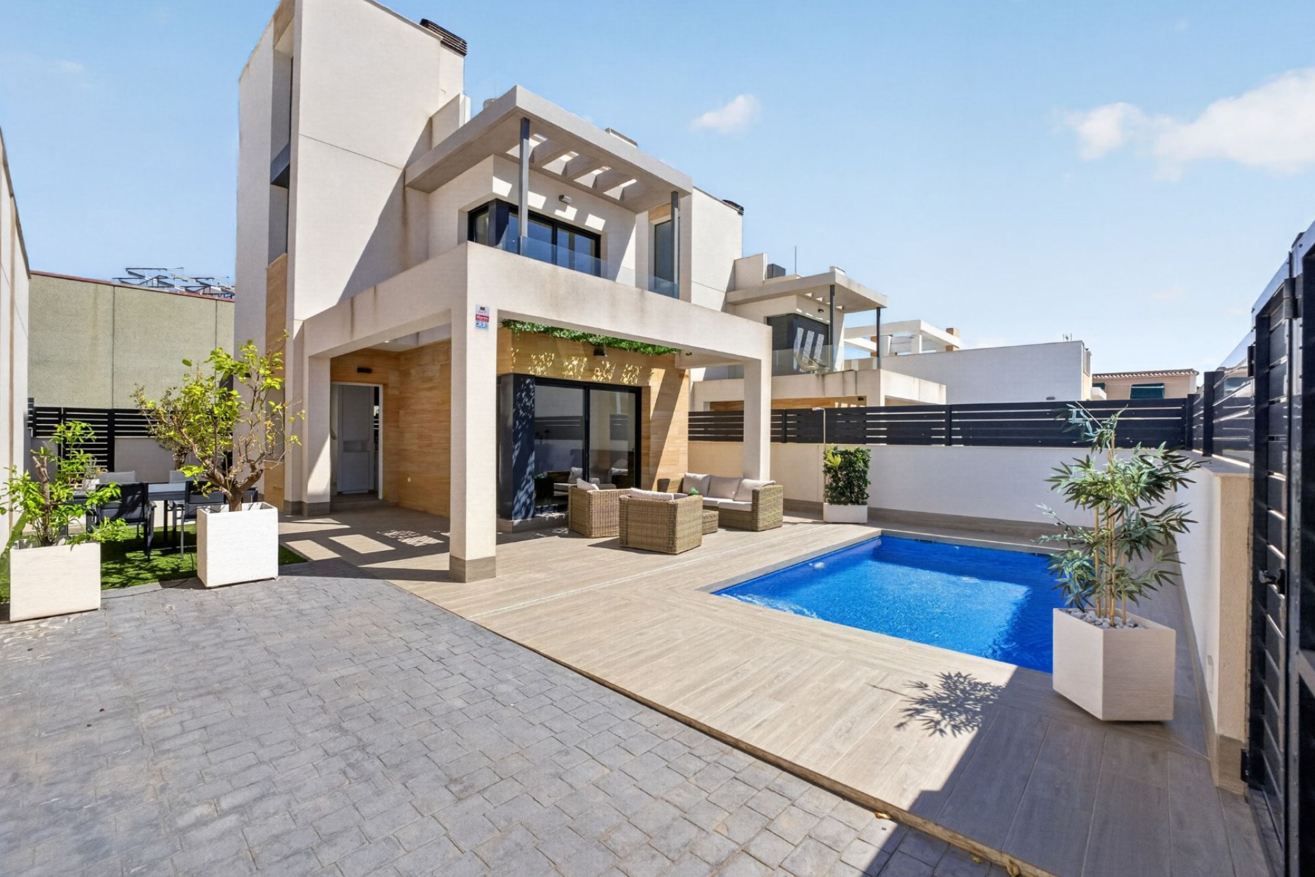 Resale - Villa -
Torrevieja