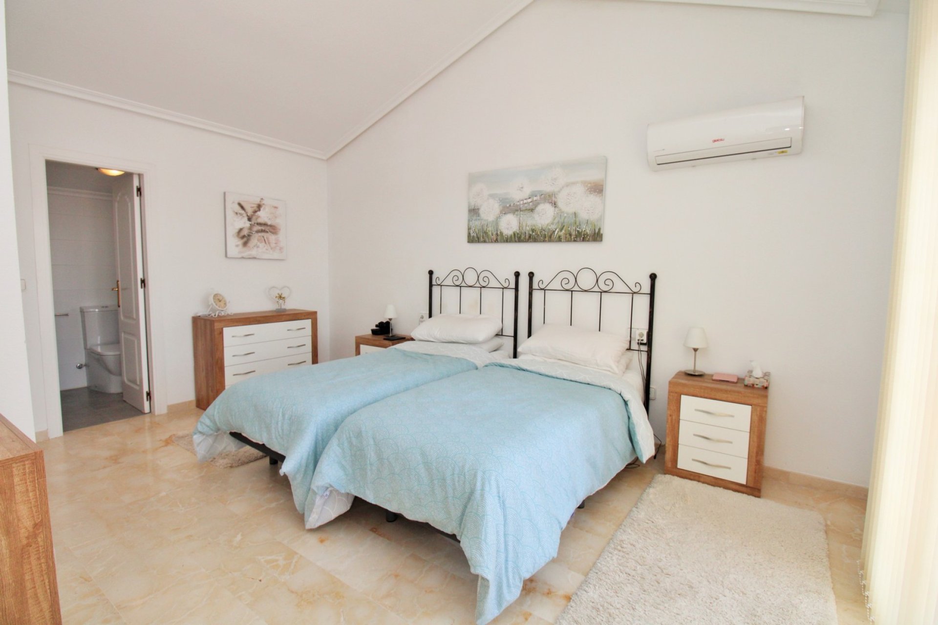 Resale - Villa -
Villamartín - Los Dolses