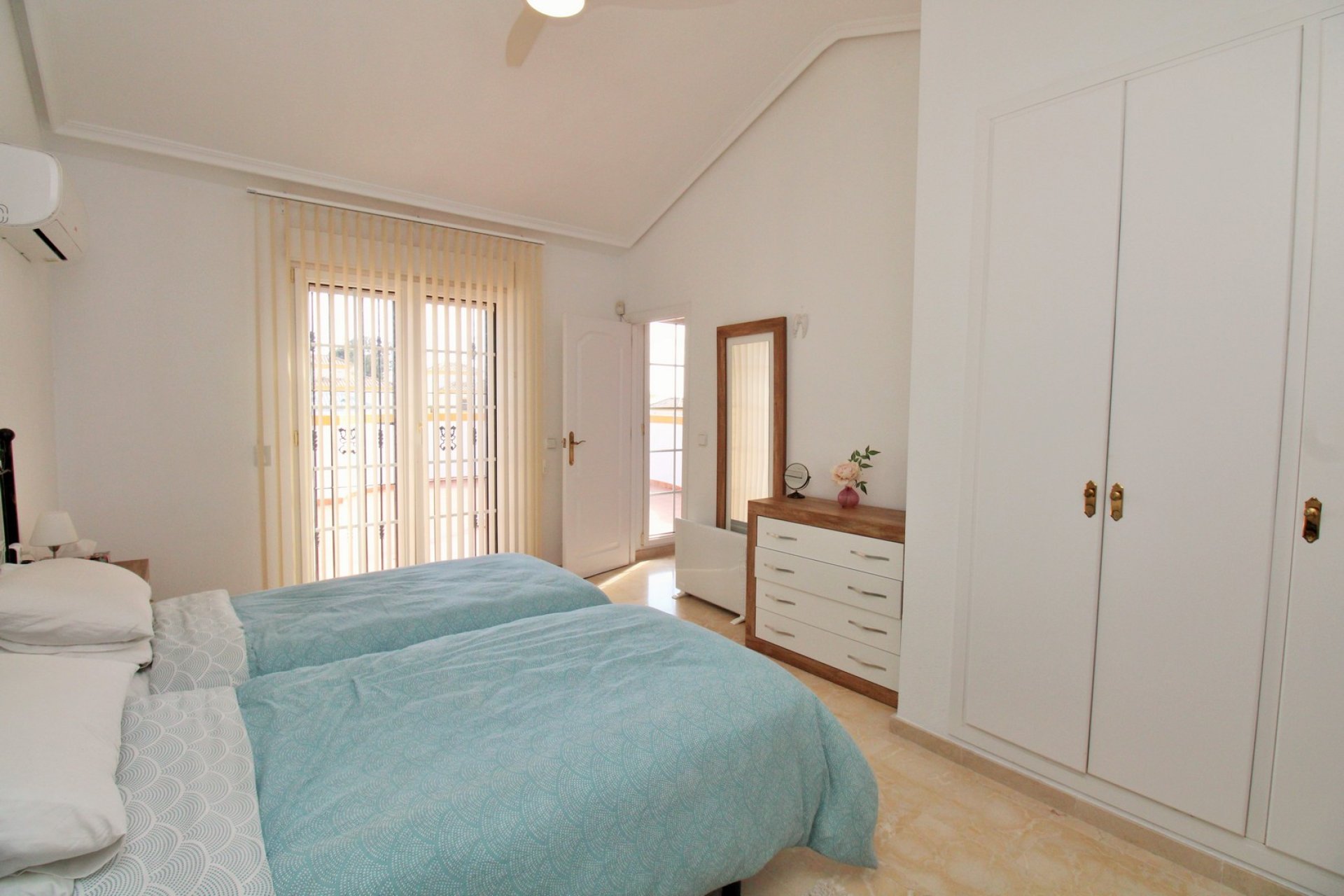 Resale - Villa -
Villamartín - Los Dolses