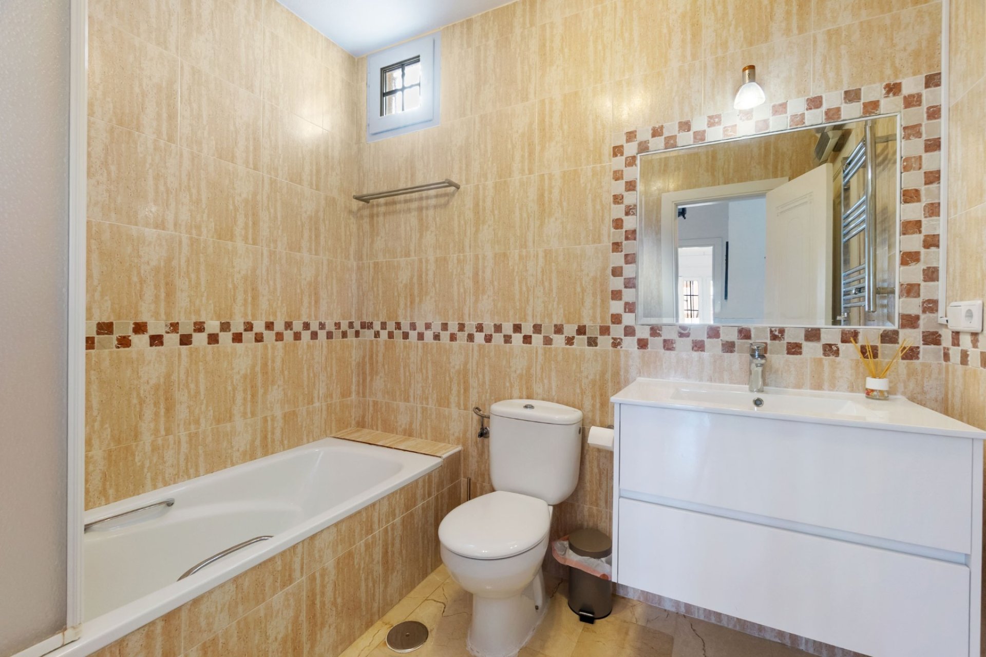 Resale - Villa -
Villamartín