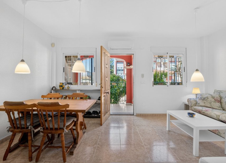 Reventa - Adosado -
Torrevieja
