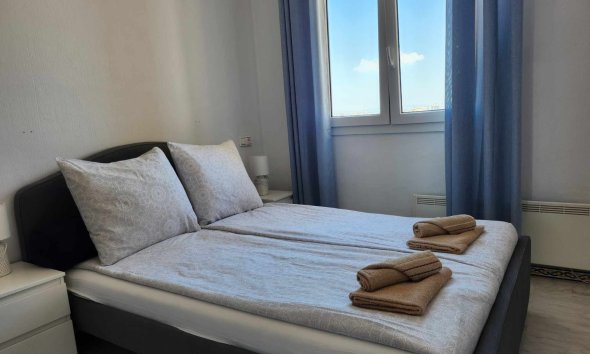 Reventa - Apartamento -
Torrevieja - Playa Los Locos