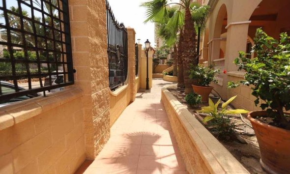 Reventa - Apartamento -
Torrevieja - Playa Los Locos