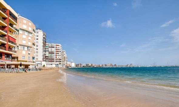 Reventa - Apartamento -
Torrevieja - Playa Los Locos