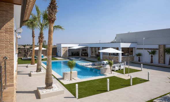 Nybyggeri - Villa -
Jerónimo y Avileses