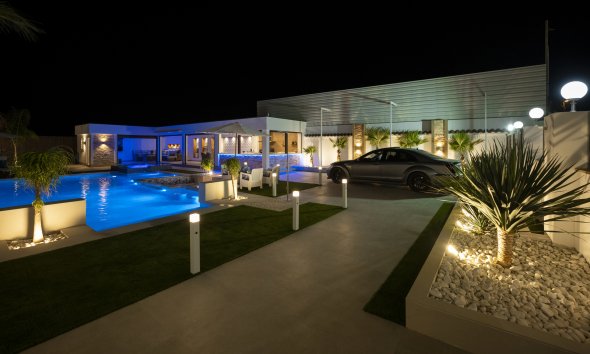 Nybyggeri - Villa -
Jerónimo y Avileses