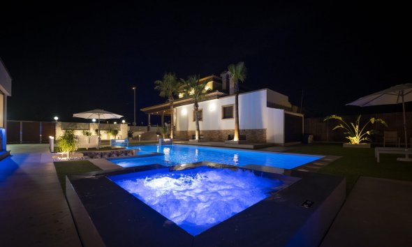 Nybyggeri - Villa -
Jerónimo y Avileses