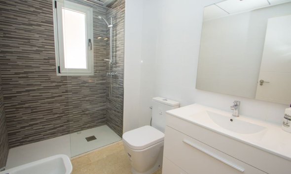 Obra nueva - Apartamento -
Res. Las Filipinas