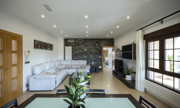 Nybyggeri - Villa -
Jerónimo y Avileses