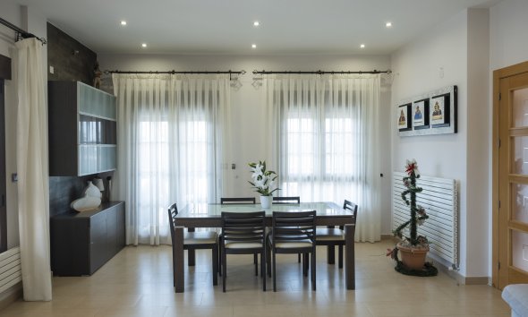 Nybyggeri - Villa -
Jerónimo y Avileses