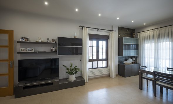 Nybyggeri - Villa -
Jerónimo y Avileses