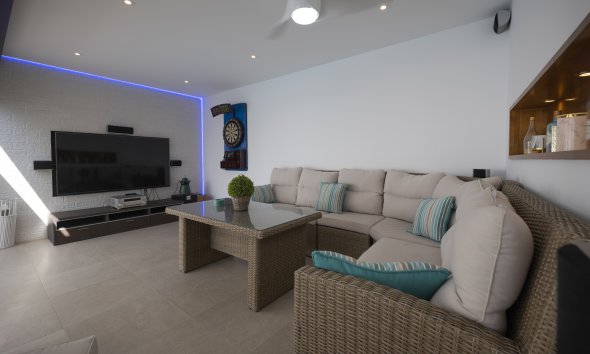 Nybyggeri - Villa -
Jerónimo y Avileses