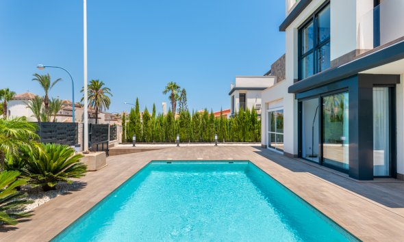 Obra nueva - Villa -
Playa Paraiso